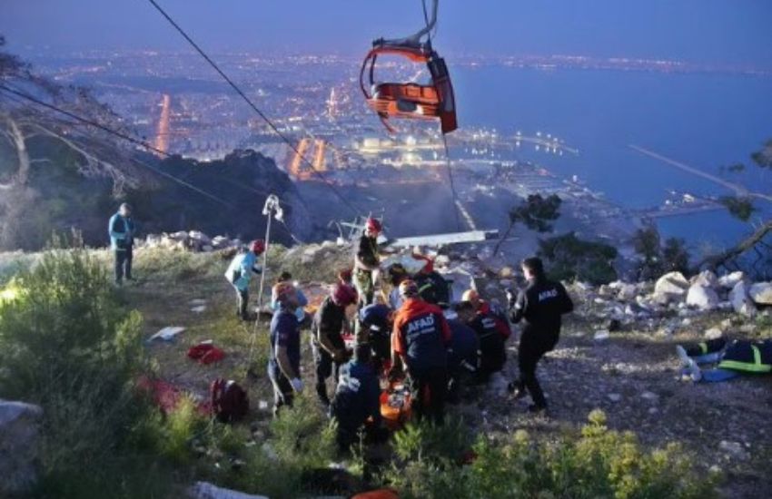 Choc in Turchia, crolla il pilone di una cabinovia: un morto, diversi feriti e 43 persone bloccate da ieri a mezz’aria [VIDEO]