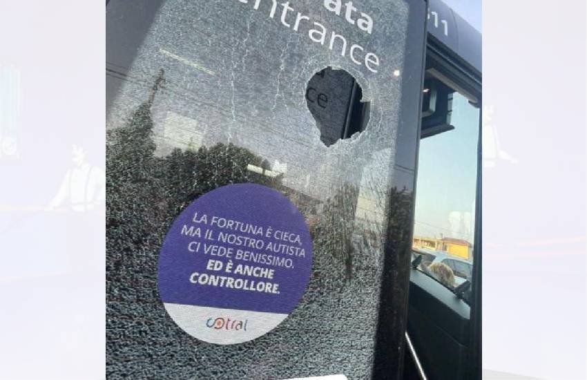 Paura sul bus degli studenti questa mattina in provincia di Latina: sassata manda in frantumi il vetro della portiera