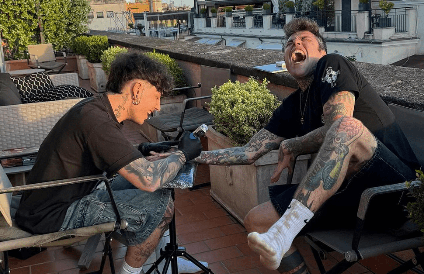 Fedez e il tatuaggio del nuovo inizio dopo Chiara Ferragni (VIDEO)