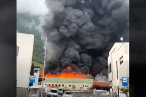 Bolzano, incendio nell’azienda leader mondiale delle ricariche per auto elettriche: chiuso lo spazio aereo sulla città (VIDEO)