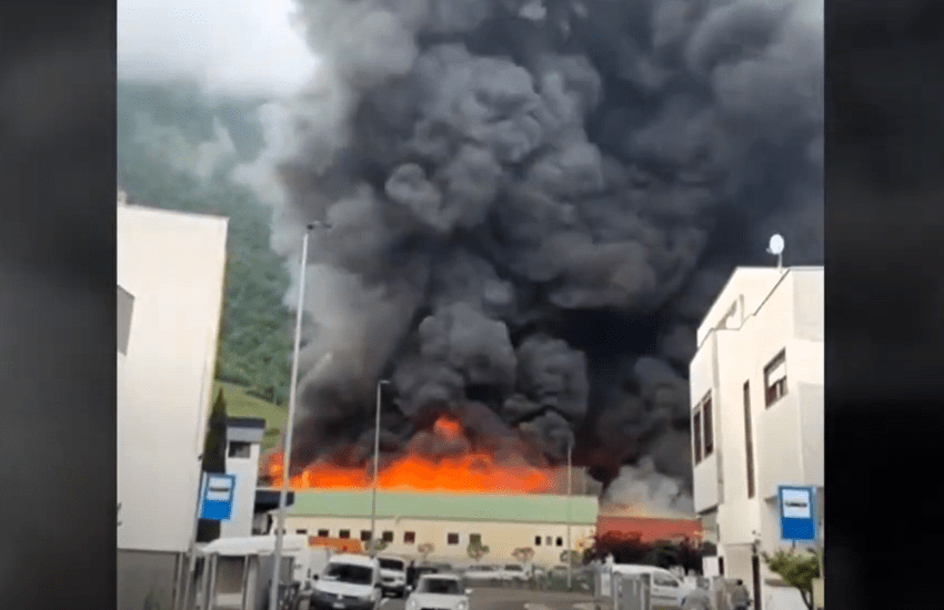 Bolzano, incendio nell’azienda leader mondiale delle ricariche per auto elettriche: chiuso lo spazio aereo sulla città (VIDEO)