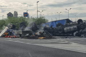 Piacenza, camion carico di acido si ribalta: un morto e diversi intossicati