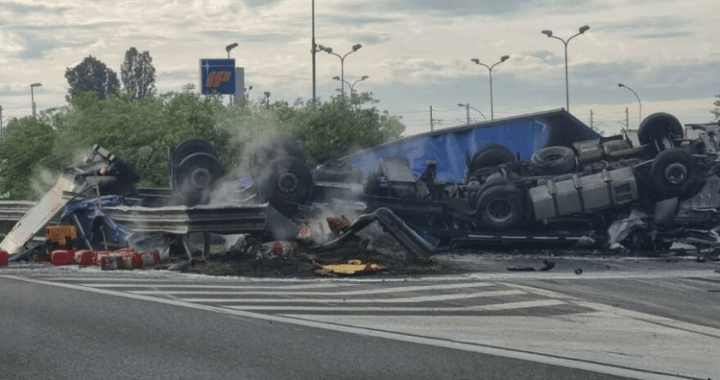 Piacenza, camion carico di acido si ribalta: un morto e diversi intossicati