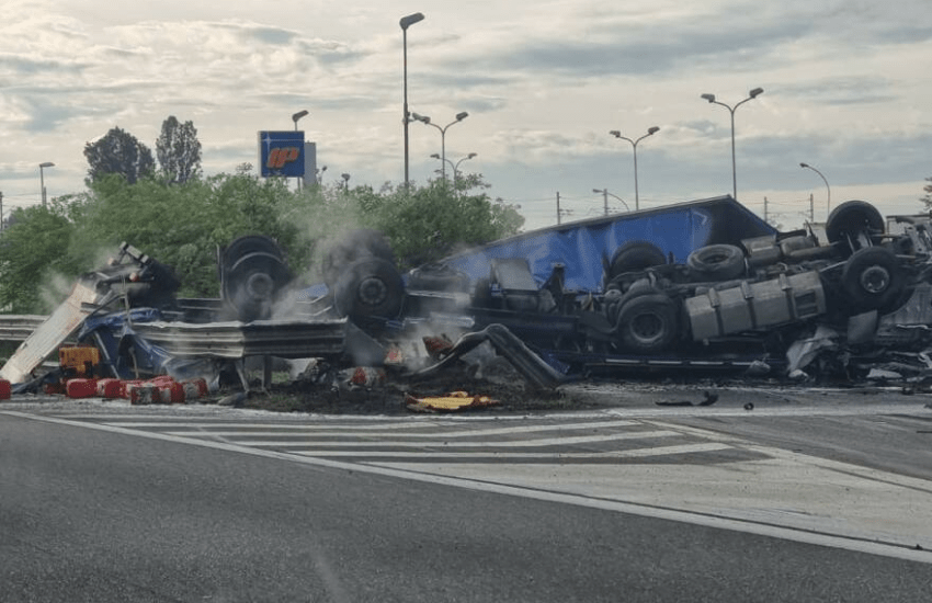 Piacenza, camion carico di acido si ribalta: un morto e diversi intossicati