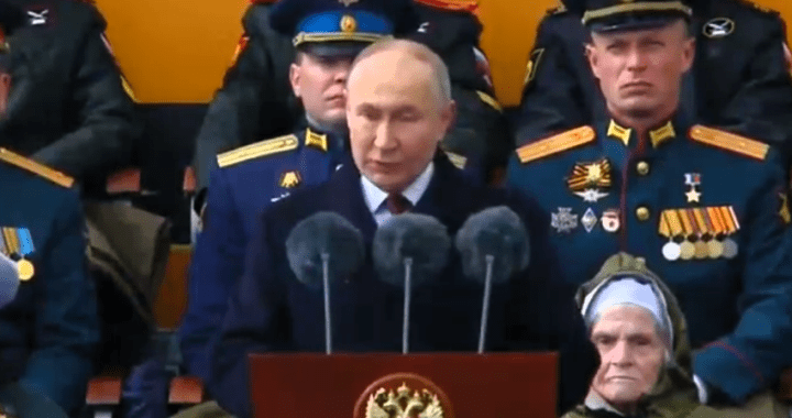 Putin: “I nostri soldati in Ucraina sono eroi e nessuno ci può minacciare” (VIDEO)