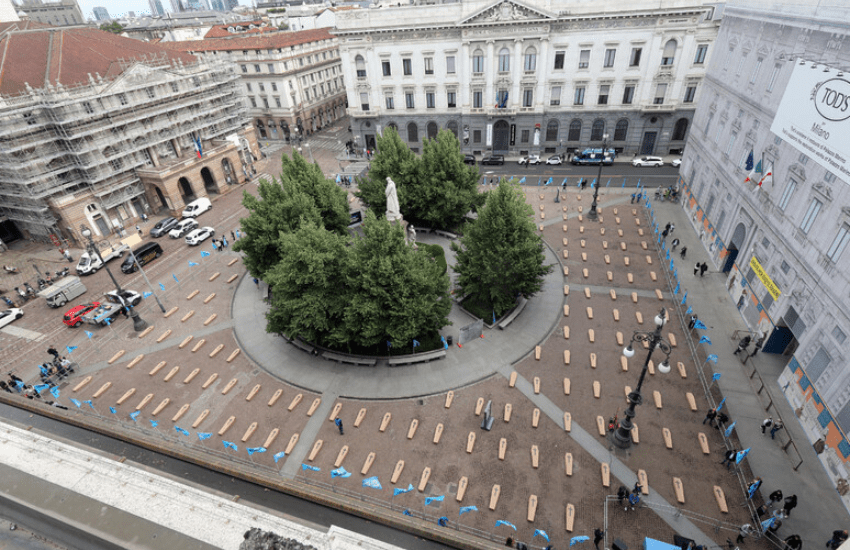 Milano, 72 bare davanti alla Scala: “Bisogna introdurre il reato di omicidio sul lavoro” (VIDEO)