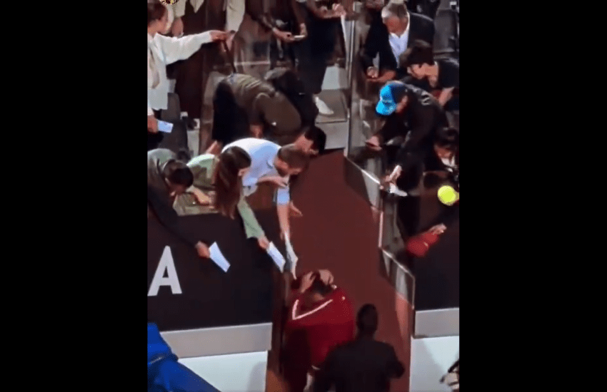 Djokovic colpito alla testa con una borraccia: clamoroso agli Internazionali di Roma (VIDEO)
