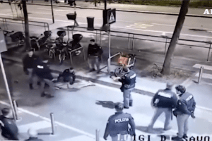 Milano, il video dell’agente che spara all’egiziano che stava aggredendo i poliziotti