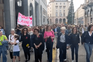 Varese in piazza per la donna sfregiata dall’ex marito: “Forza Lavinia” (VIDEO)