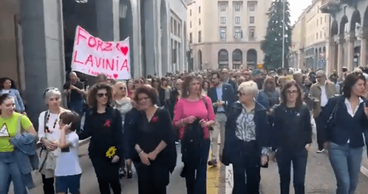 Varese in piazza per la donna sfregiata dall’ex marito: “Forza Lavinia” (VIDEO)
