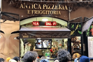 Napoli, sequestrata nota pizzeria del centro storico: l’enigmatico messaggio sui social