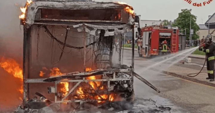 Correggio, autobus con studenti prende fuoco: l’autista evita la tragedia (VIDEO)