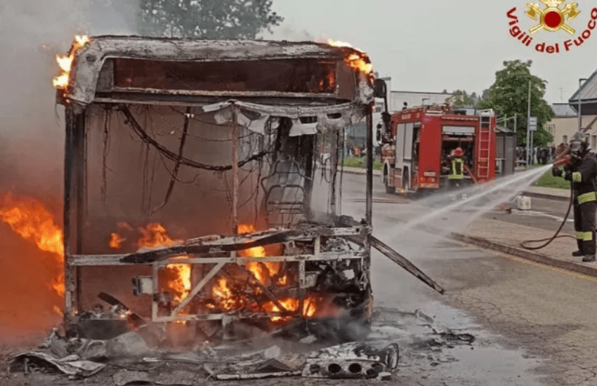 Correggio, autobus con studenti prende fuoco: l’autista evita la tragedia (VIDEO)