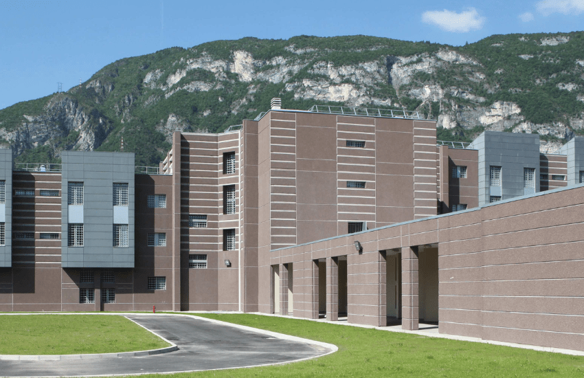 Trento, moglie sfregiata dal marito durante il colloquio in carcere: poi tenta di tagliarle la gola