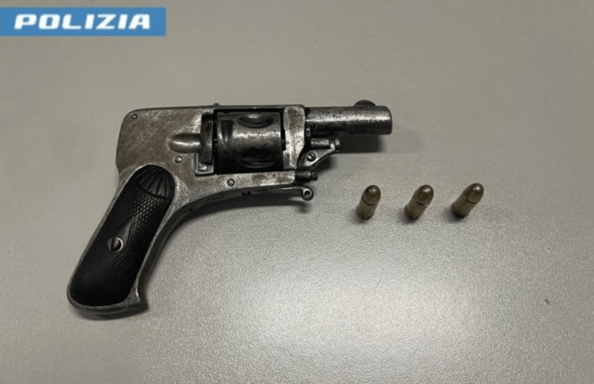 Napoli: con la pistola al tavolo del bar
