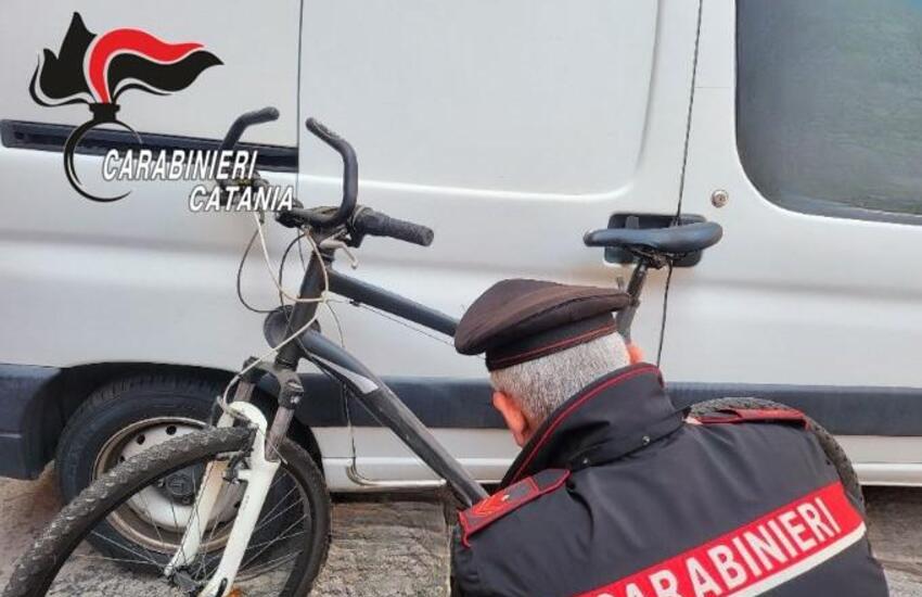 Catania, forza un furgone per rubare attrezzi e una bicicletta: preso dai carabinieri