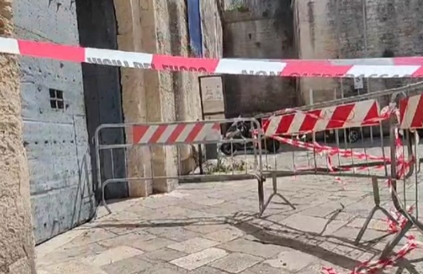 Paura in città. Cadono calcinacci dal castello, intervengono i vigili del fuoco