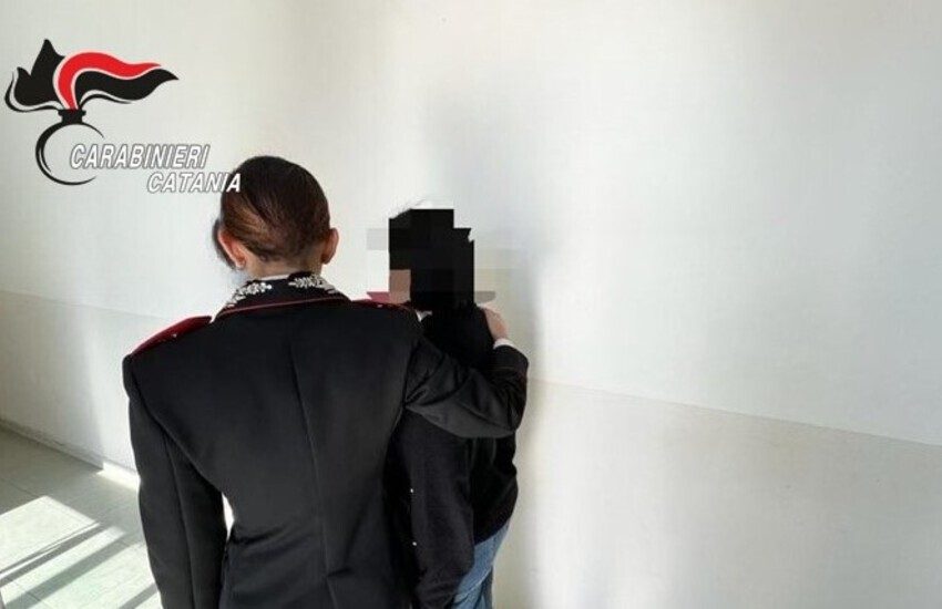 Nesima, schiavo della droga, picchia e aggredisce moglie e figli: arrestato 53enne