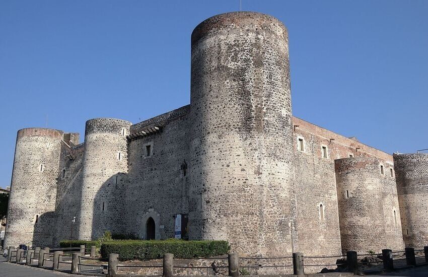 Castello Ursino, formalizzata istituzione area pedonale nella piazza e nelle vie limitrofe