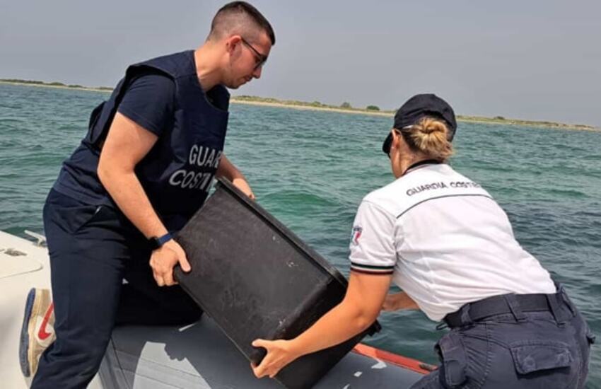 Catania, la Guardia Costiera sequestra e rimette in mare 100 kg di vongole veraci