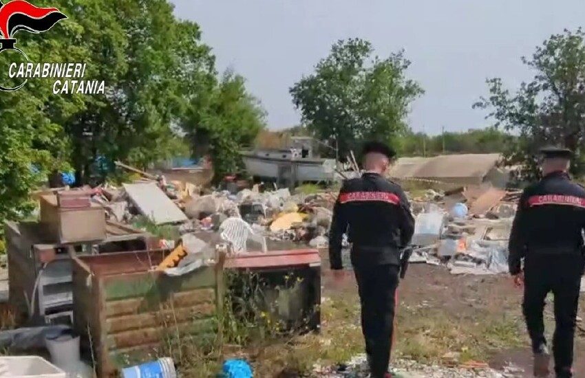 Aci Sant’Antonio, sequestrata discarica abusiva: accumulati rifiuti di ogni genere, anche pericolosi