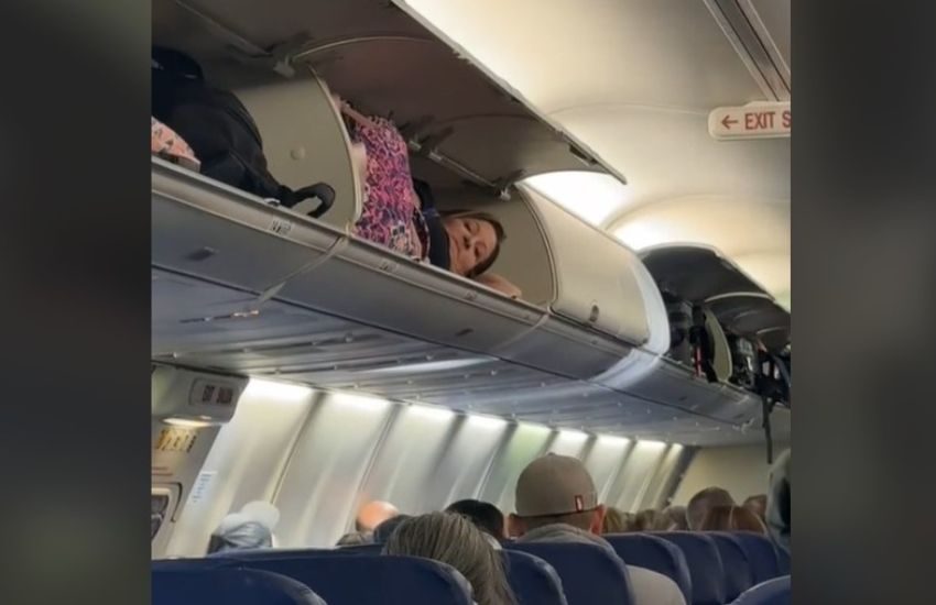 Cosa ci fa una donna nella cappelliera dell’aereo? Il video diventa virale
