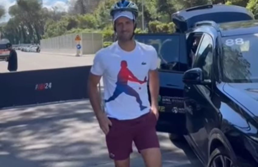 Djokovic corre ai ripari e si presenta all’allenamento con un caschetto: ecco perché