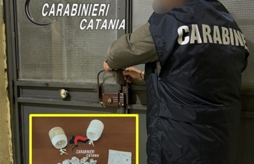 Catania, Librino: spacciatore rifornisce clienti attraverso la porta blindata, 23enne arrestato