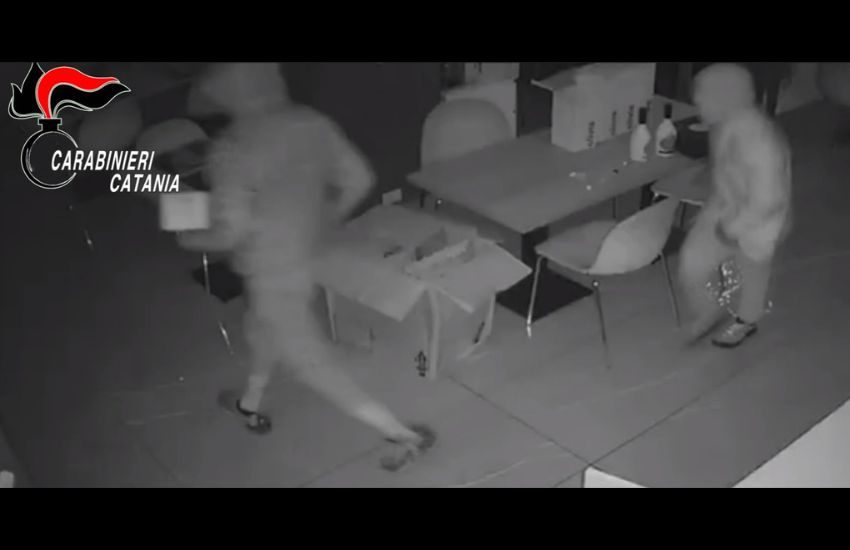 Camporotondo etneo, tentano di rubare in un bar ma vengono sorpresi dai carabinieri (VIDEO)