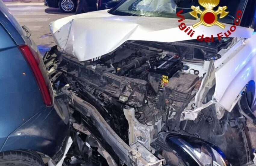 Scontro tra due auto nel centro del paese, donna finisce in ospedale