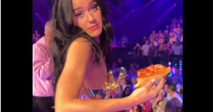 Il gesto senza senso di Katy Perry che fa infuriare anche i fan più sfegatati [VIDEO]