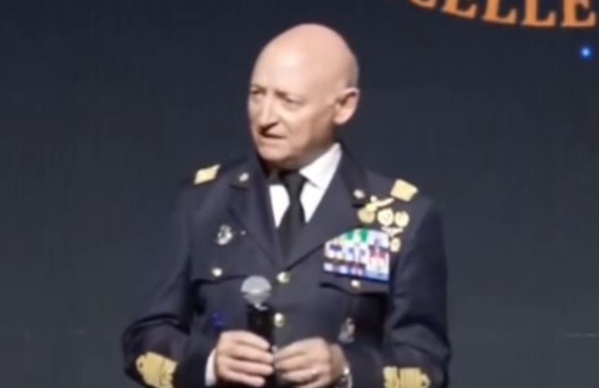 L’imbarazzante scivolone del generale dell’Aeronautica Luca Goretti: “Nessuna intelligenza artificiale fotterà un napoletano che vi fotte…” [VIDEO]