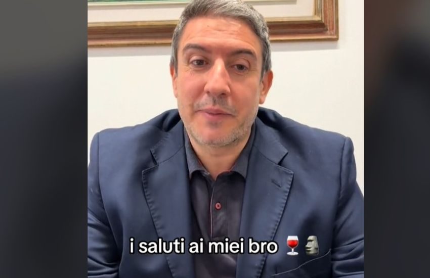 La curiosa storia di Marco Ballarini, il sindaco-meme più famoso di Giorgia Meloni e Giuseppe Conte sui social