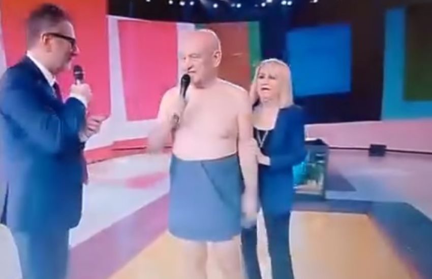 Professore si assenta dalla scuola per malattia, ma poi compare “nudo” a Che tempo che fa: infuria la polemica [VIDEO]