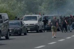 Coppa Italia, violenti scontri tra ultrà della Juventus e dell’Atalanta. L’autostrada si trasforma in un campo di battaglia [VIDEO]
