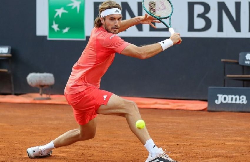 Tsitsipas esplode contro il padre logorroico: “Stai zitto!”