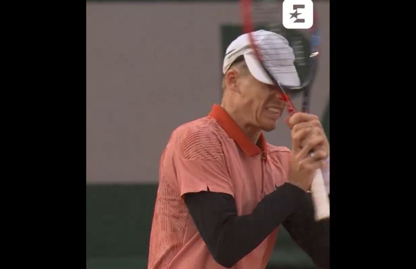 Ronald Garros folle: Rublev spacca la racchetta, Shapovalov si colpisce più volte in testa (VIDEO)