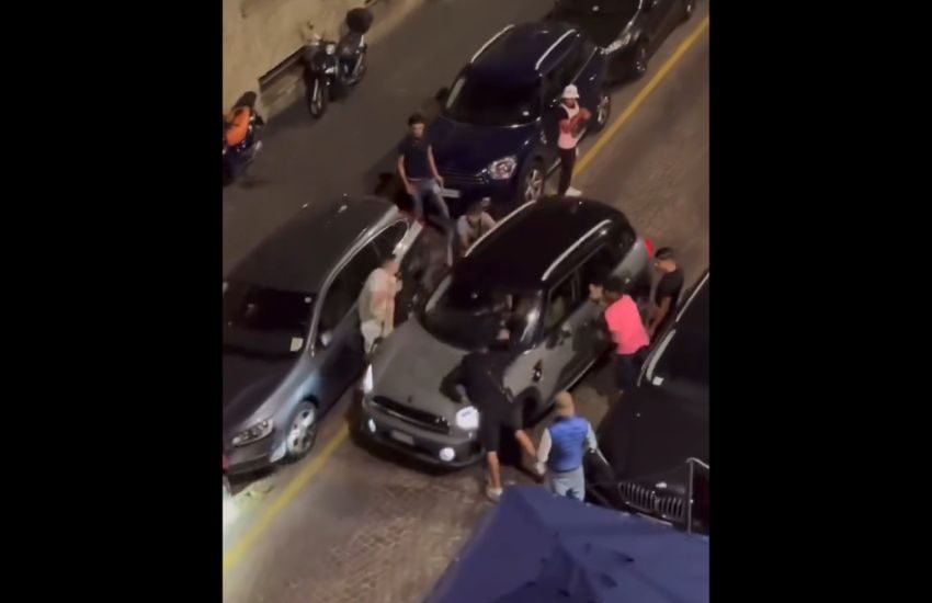 Milano preda delle baby gang: auto aggredita dal branco (VIDEO)