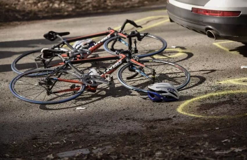Milano, ignora l’alt, entra in gruppo e travolge 4 ciclisti. La signora: “era tardi per la messa”