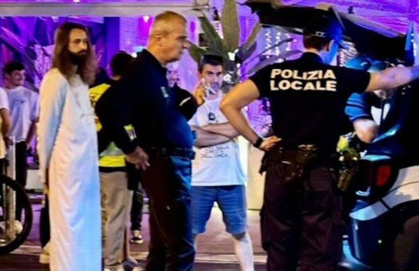 Jesolo, futuro sposo sfila vestito da Gesù per l’addio al celibato: multato con gli organizzatori