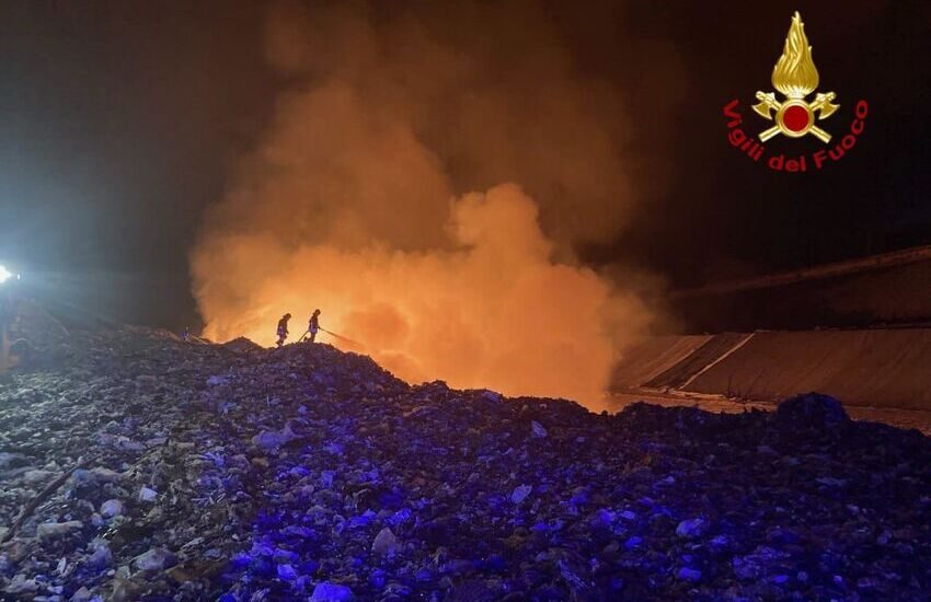 Palermo, spento l’incendio nella discarica di Bellolampo: torna la paura per la diossina