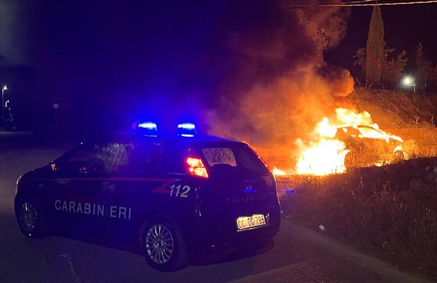 L’auto che sta guidando va a fuoco: salvo per miracolo 20enne pontino