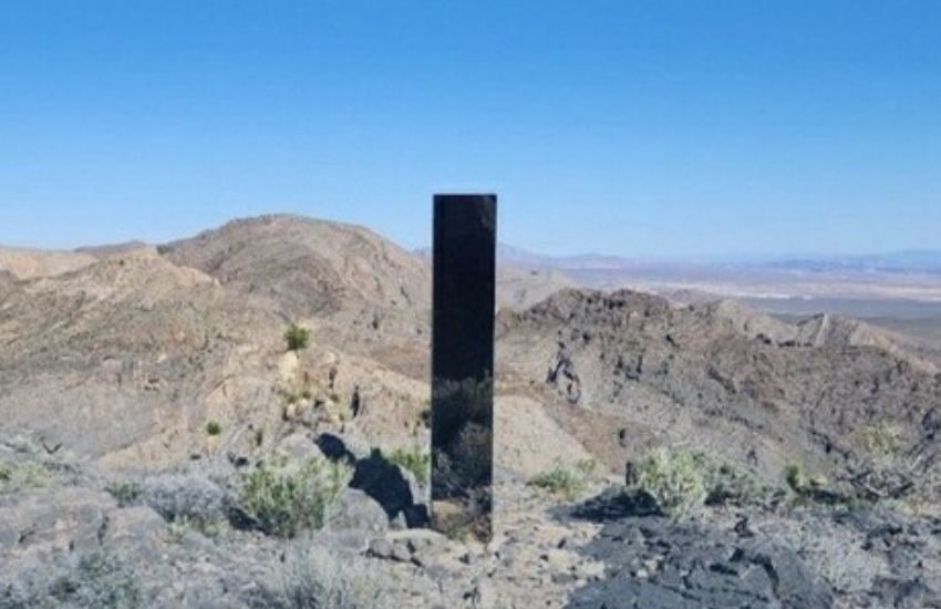 Spunta l’ennesimo misterioso monolite nel deserto di Las Vegas: “È opera degli alieni!”