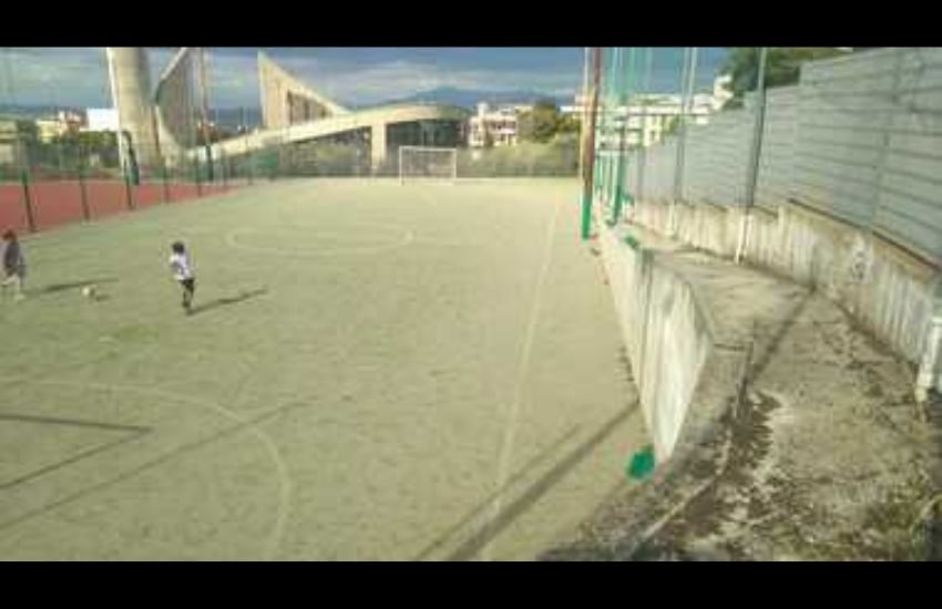 Frascati: il parroco chiude il campo da calcio e da basket. “I ragazzi bestemmiano”