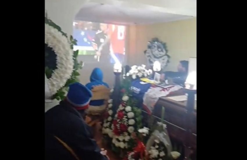 Il tifo oltre la morte, interrompono il funerale per vedere la partita [VIDEO]