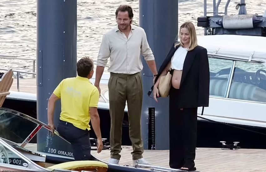 Barbie è incinta: Margot Robbie sul lago di Como rivela la dolce novità