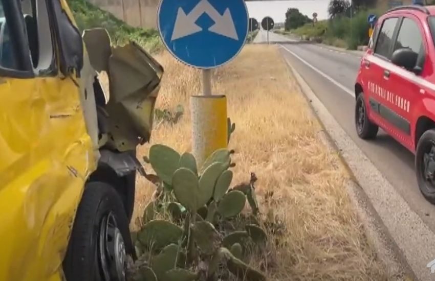 Taranto, scontro fra due furgoni: un morto fra le lamiere accartocciate (VIDEO)