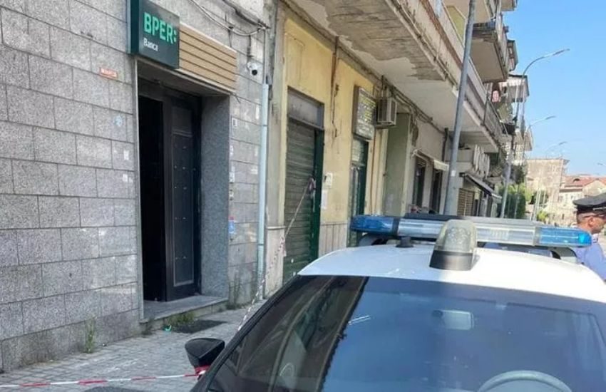 Grumo Nevano: banda del buco sequestra i dipendenti e razzia banca