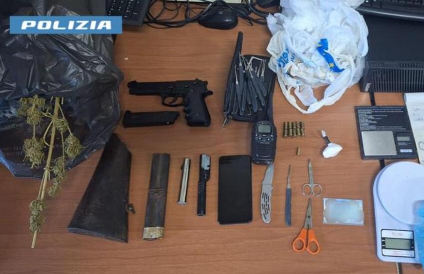 Spaccio nel Salento. In possesso di cocaina e coltello, in casa altra droga e bomba artigianale: arrestato 44enne