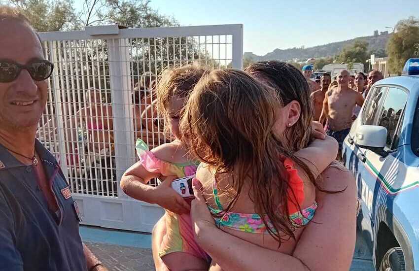Paura nel Salento. Bimba di 6 anni scompare in spiaggia, viene ritrovata dai poliziotti: aveva percorso due Km. a piedi